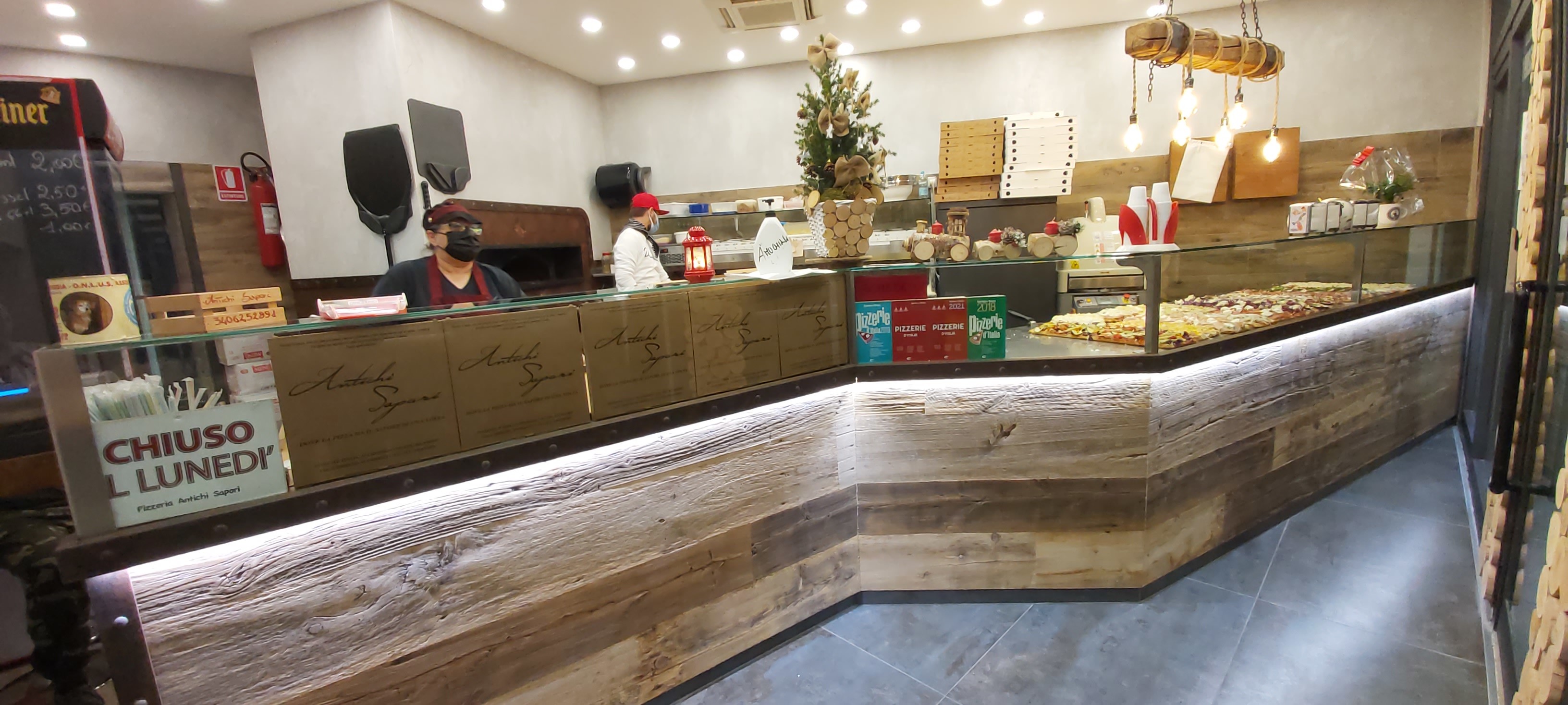 Bancone in ontano antico a Sottomarina