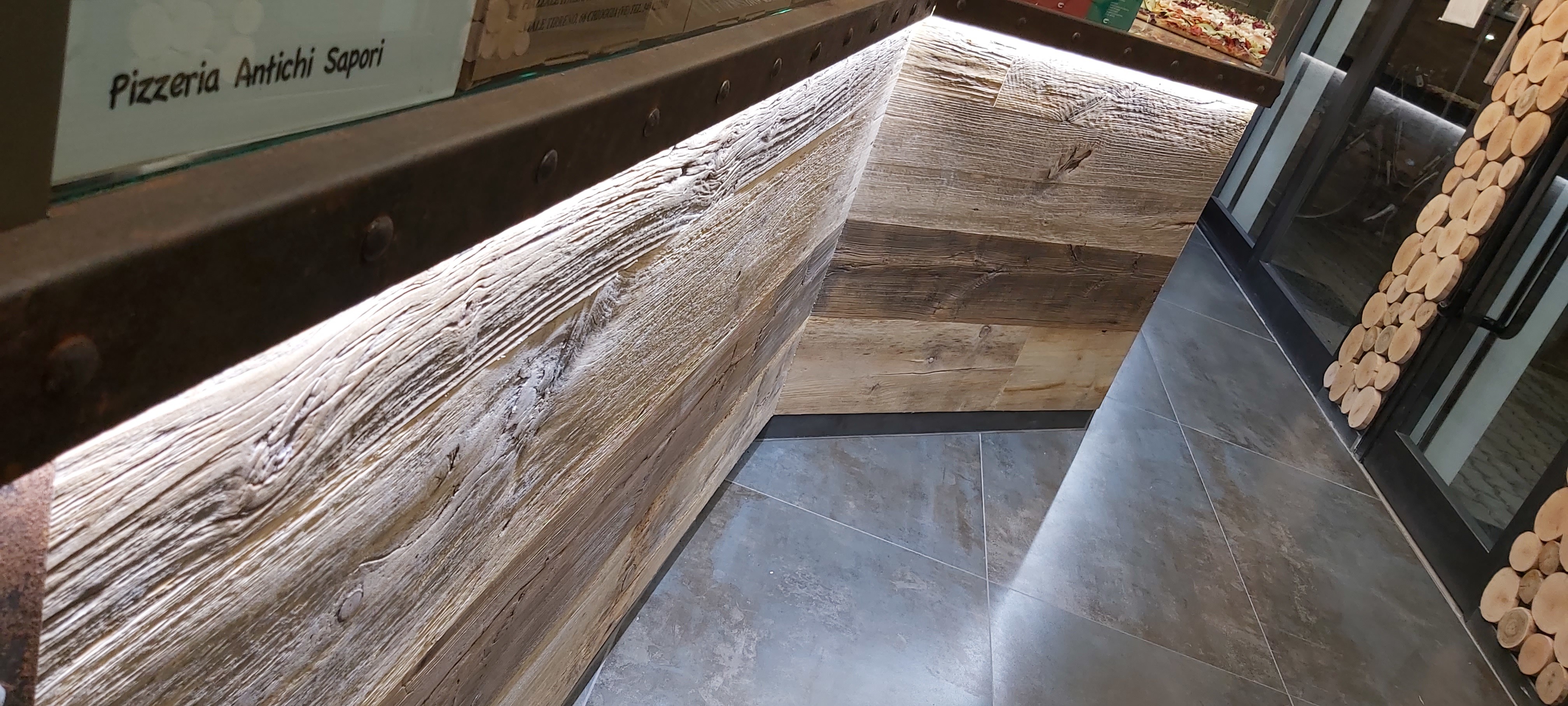 Bancone in ontano antico a Sottomarina