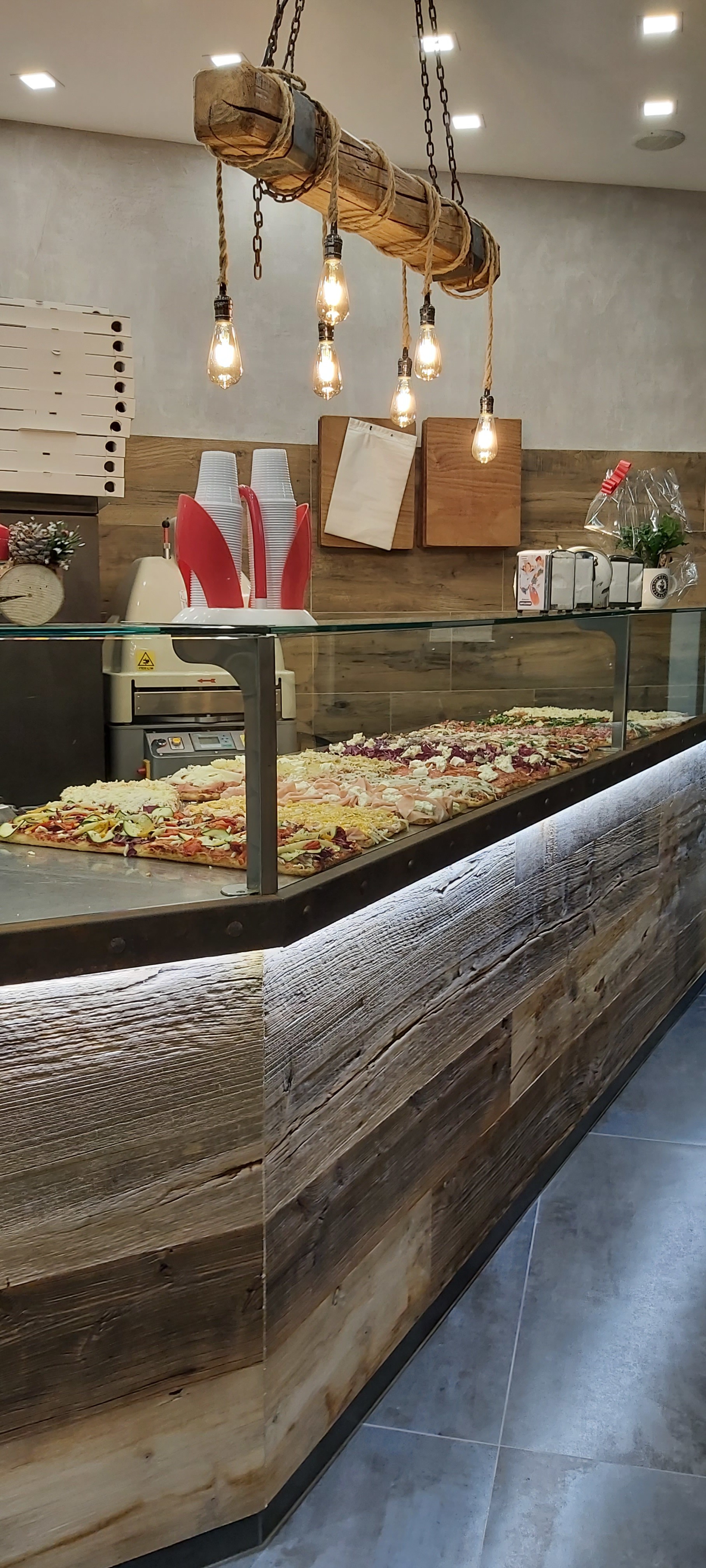 Bancone in ontano antico a Sottomarina