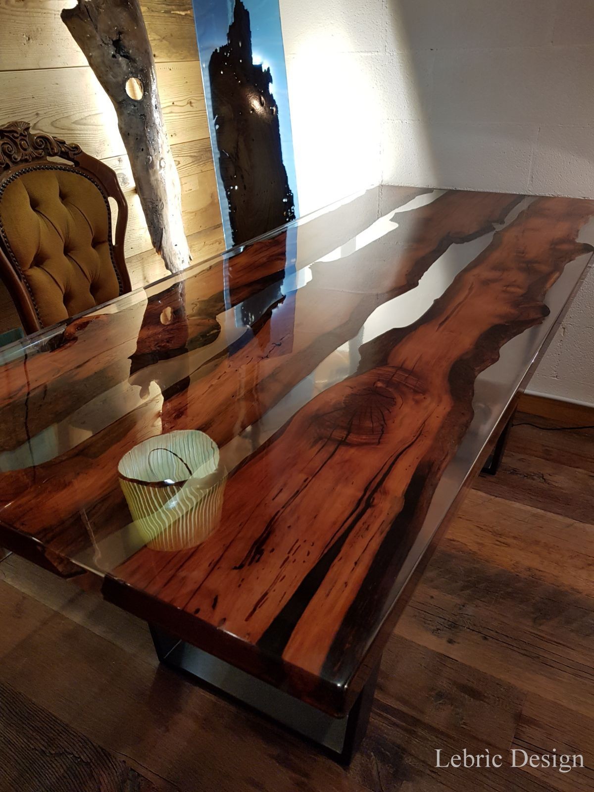 tavolo in legno e resina.jpg
